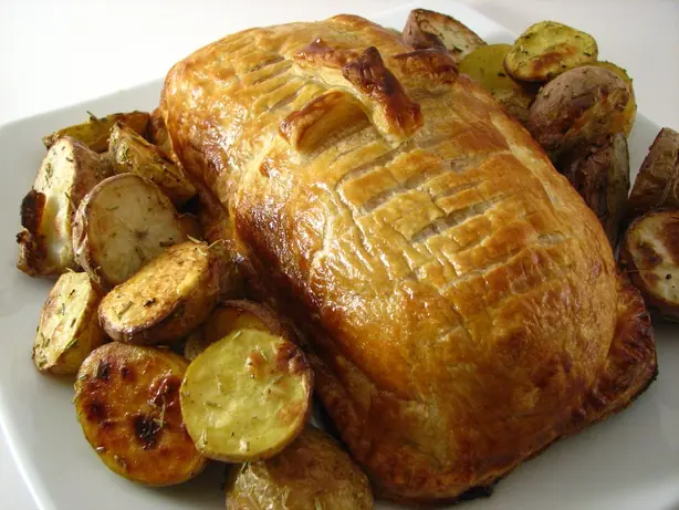 Foto von Klassisches Beef Wellington englisch – fertig angerichtet