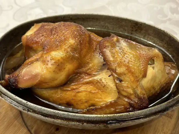 Foto von Pekinger Ente mit knuspriger Haut – fertig angerichtet