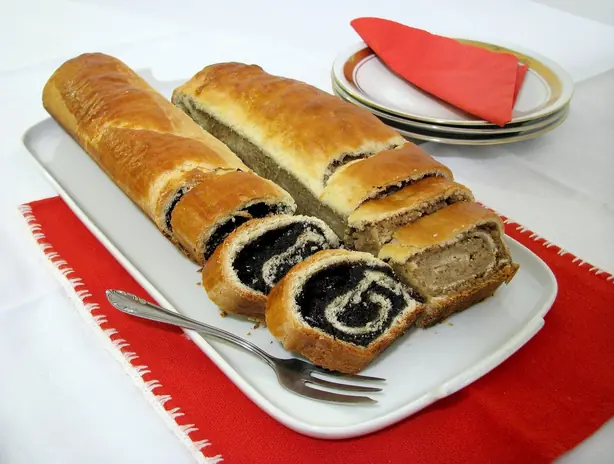 Foto von Ungarische Bejgli Mohn- und Nussrolle – fertig angerichtet