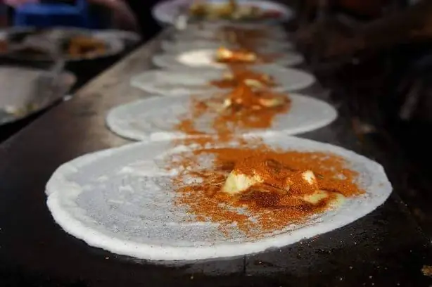 Foto von Davanagere Butter-Dosa aus Karnataka – fertig angerichtet