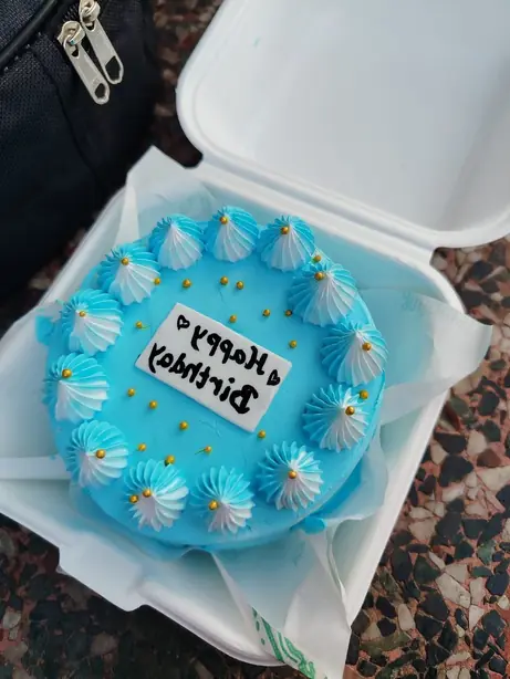 Foto von Japanisches Bento mit Reis & Teriyaki-Huhn – fertig angerichtet