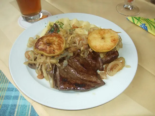 Foto von Klassische Kalbsleber Berliner Art – fertig angerichtet