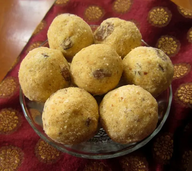 Foto von Indische Laddu Kichererbsenkugeln – fertig angerichtet
