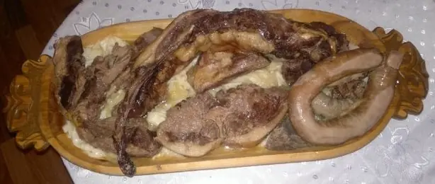 Foto von Kyrgisischer Beshbarmak mit Lamm – fertig angerichtet