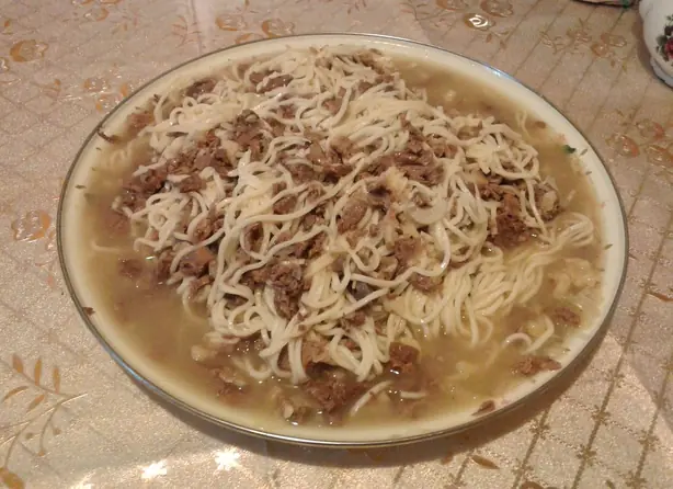 Foto von Kyrgisischer Beshbarmak mit Lamm – fertig angerichtet