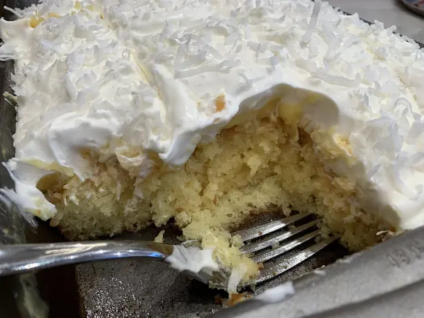 Foto von Better-than-Sex-Kuchen mit Ananas – fertig angerichtet