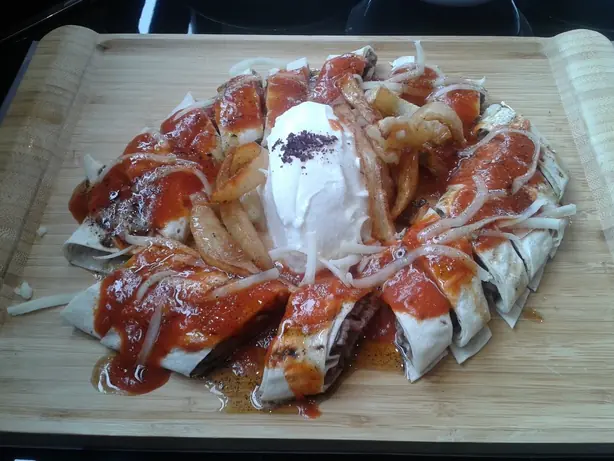 Foto von Türkischer Beyti Kebab mit Joghurt – fertig angerichtet