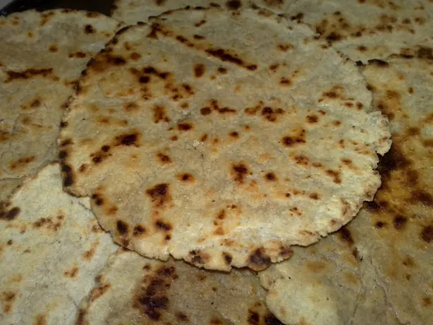 Foto von Indisches Bhakri aus Hirse (Jowar) – fertig angerichtet