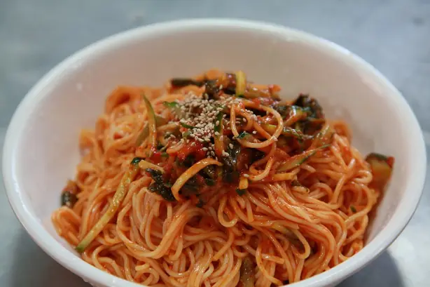 Foto von Koreanische Bibim-Guksu scharf – fertig angerichtet