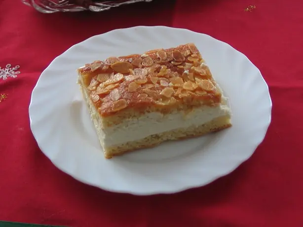 Foto von Klassischer Bienenstich mit Creme – fertig angerichtet