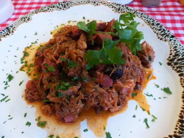 Foto von Polnischer Jägereintopf Bigos – fertig angerichtet