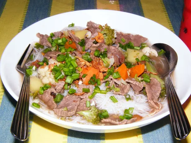 Foto von Indonesische Bihun-Suppe klassisch – fertig angerichtet