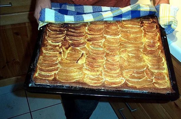 Foto von Klassische Schweizer Apfelwähe – fertig angerichtet