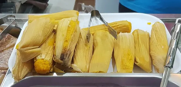 Foto von Filipinische Mais-Tamales Binaki – fertig angerichtet