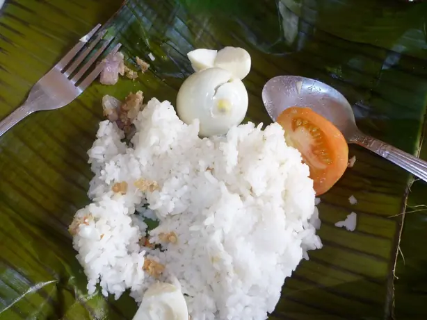 Foto von Filipinisches Binalot mit Hähnchen – fertig angerichtet