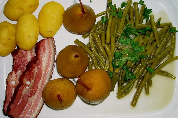 Foto von Birnen, Bohnen und Speck klassisch (3) – fertig angerichtet