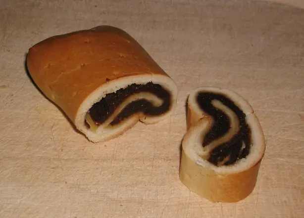 Foto von Bündner Birnbrot mit Nüssen & Gewürzen – fertig angerichtet