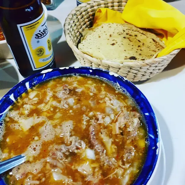 Foto von Mexikanische Birria aus Ziegenfleisch – fertig angerichtet