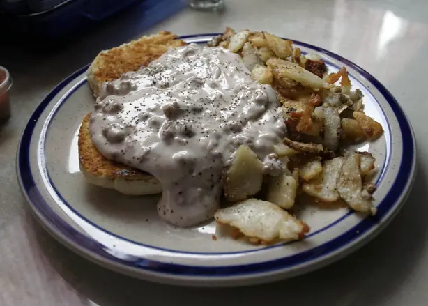 Foto von Südstaaten-Biscuits mit Wurstgravy – fertig angerichtet