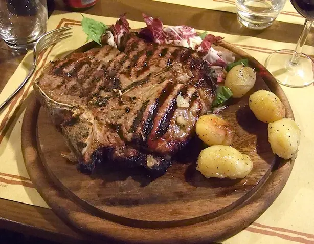 Foto von Florentinischer Rindersteak vom Grill – fertig angerichtet
