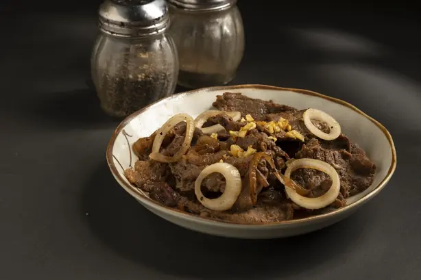 Foto von Filipinischer Bistek Tagalog – fertig angerichtet