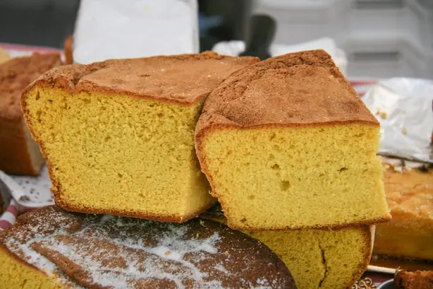 Foto von Spanischer Bizcocho – klassischer Biskuitkuchen – fertig angerichtet
