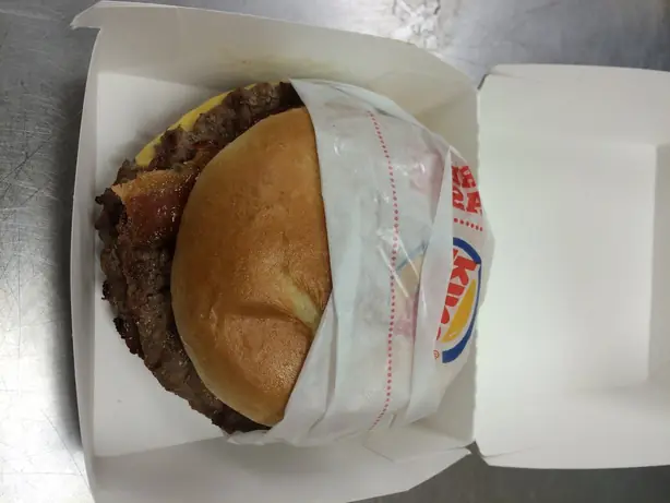 Foto von Klassischer Angus Steakburger – fertig angerichtet