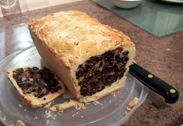 Foto von Schottischer Black Bun mit Gewürzen – fertig angerichtet