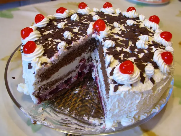 Foto von Schwarzwälder Kirschtorte klassisch – fertig angerichtet