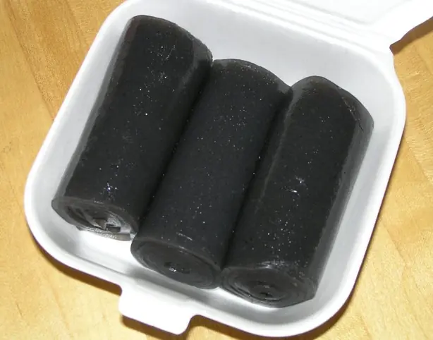 Foto von Hongkonger Schwarzsamendessertrolle – fertig angerichtet