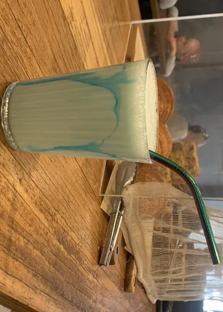 Foto von Australischer Blue-Heaven-Milkshake – fertig angerichtet