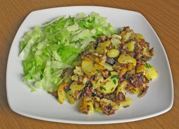 Foto von Klassisches Österreichisches Blunzengröstl – fertig angerichtet