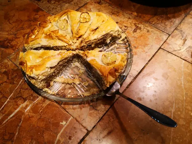 Foto von Serbisches Weihnachtsbrot Česnica – fertig angerichtet