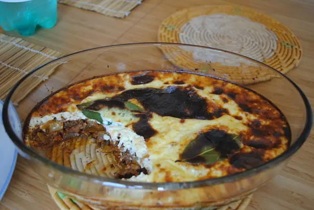 Foto von Südafrikanisches Bobotie mit Ei-Topping – fertig angerichtet