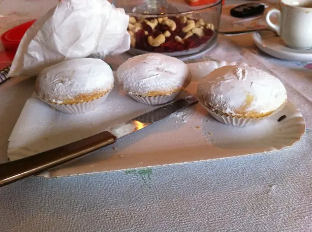 Foto von Abruzzesisches Bocconotto mit Mandeln – fertig angerichtet