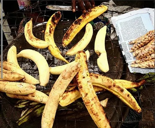 Foto von Nigerianisches Boli mit Erdnüssen – fertig angerichtet