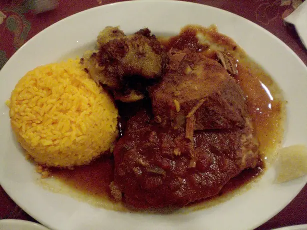 Foto von Kubanisches Boliche mit Schinken – fertig angerichtet