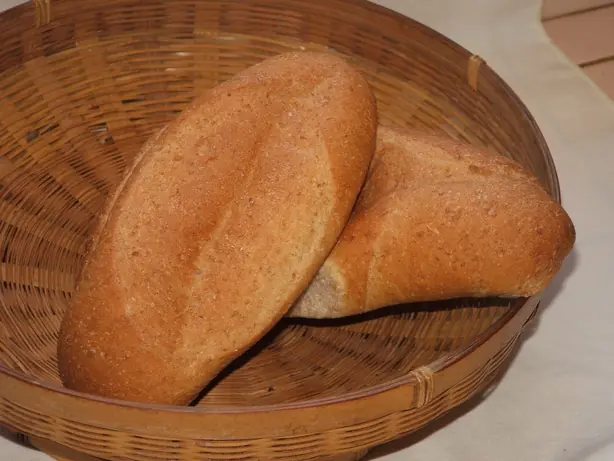 Foto von Mexikanischer Bolillo-Brotlaib – fertig angerichtet