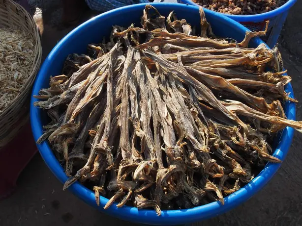 Foto von Bombay Duck – Indischer Fisch-Snack – fertig angerichtet