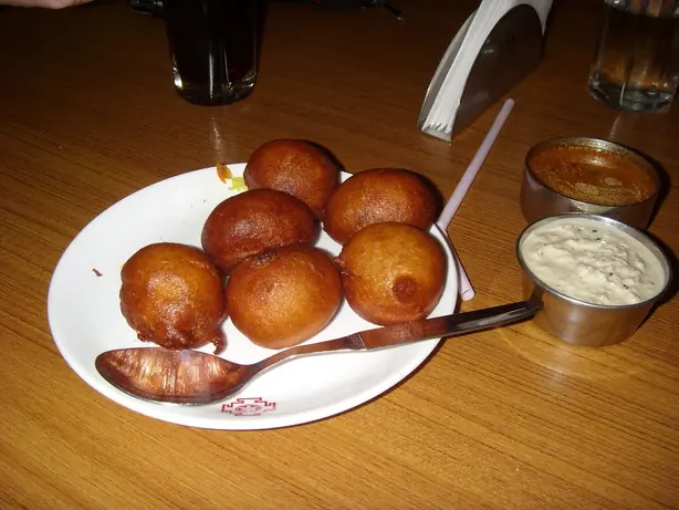 Foto von Südindische Aloo Bonda – Kartoffel-Snack – fertig angerichtet