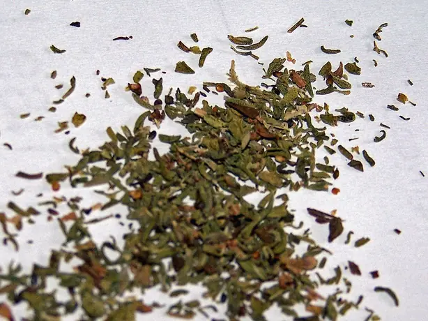 Foto von Bulgarisches Tischgewürz Tschubritza – fertig angerichtet