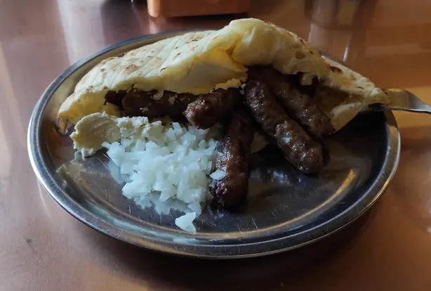 Foto von Klassische Bosnische Ćevapi – fertig angerichtet