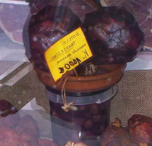 Foto von Spanisches Botillo aus El Bierzo – fertig angerichtet