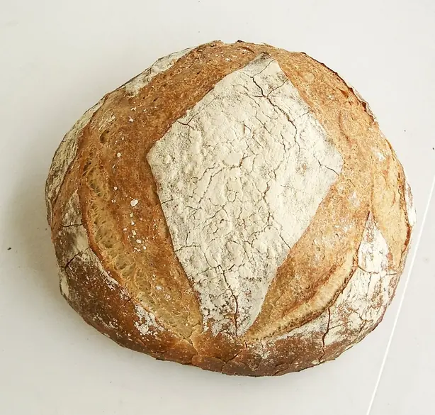 Foto von Französische Boule aus Sauerteig – fertig angerichtet