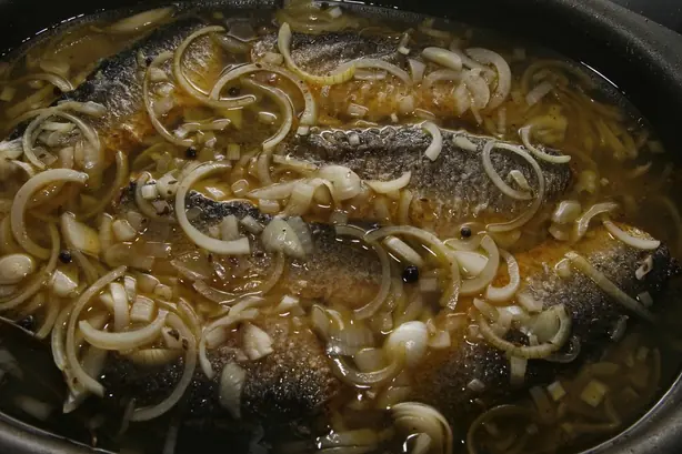 Foto von Klassische Deutsche Bratheringe – fertig angerichtet