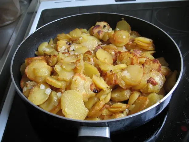 Foto von Klassische Bratkartoffeln – fertig angerichtet