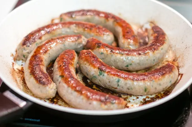 Foto von Italienische Salsiccia hausgemacht – fertig angerichtet