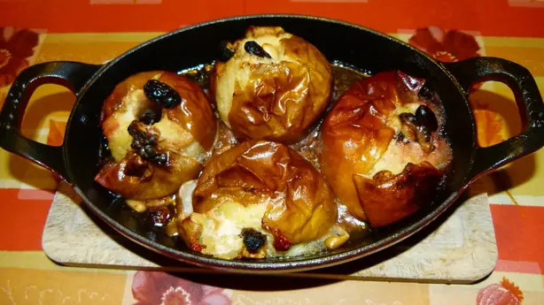 Foto von Bulgarische Ofenäpfel mit Walnüssen – fertig angerichtet