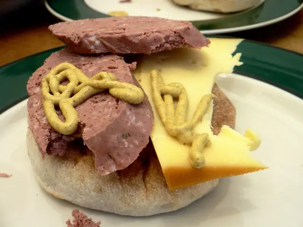 Foto von Braunschweiger Mettwurst klassisch – fertig angerichtet