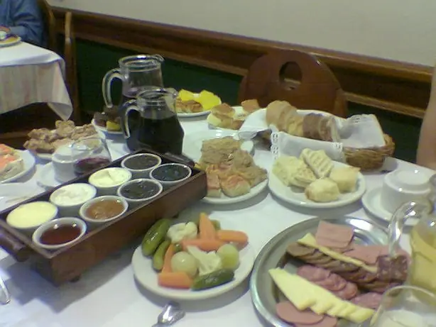 Foto von Brasilianisches Café Colonial – fertig angerichtet